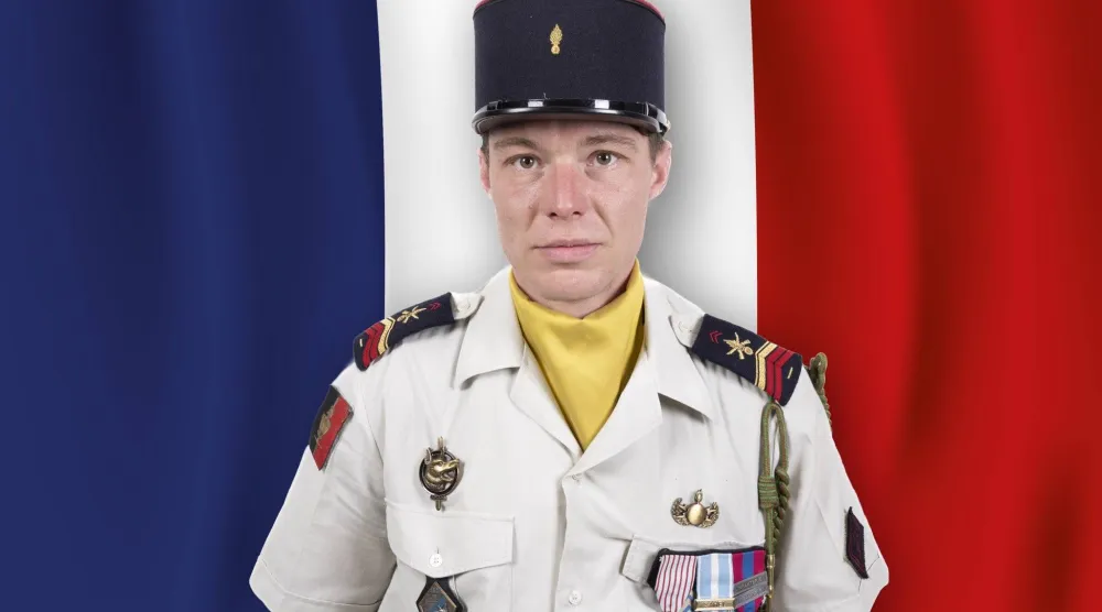 صورة نشرها الرئيس الفرنسي إيمانويل ماكرون في صفحته على «إكس» للجندي الفرنسي أنيسيه جيراردان الذي توفي الأربعاء متأثراً بجراحه بعد إصابته بكمين استهدف قوات حفظ السلام «يونيفيل» خلال مهمة بجنوب لبنان (إكس)