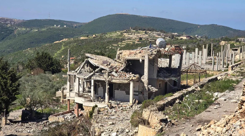 جانب من الدمار الذي لحق بالمباني والمنازل في بلدة كفرصير بقضاء بنت جبيل في جنوب لبنان (أ.ف.ب)