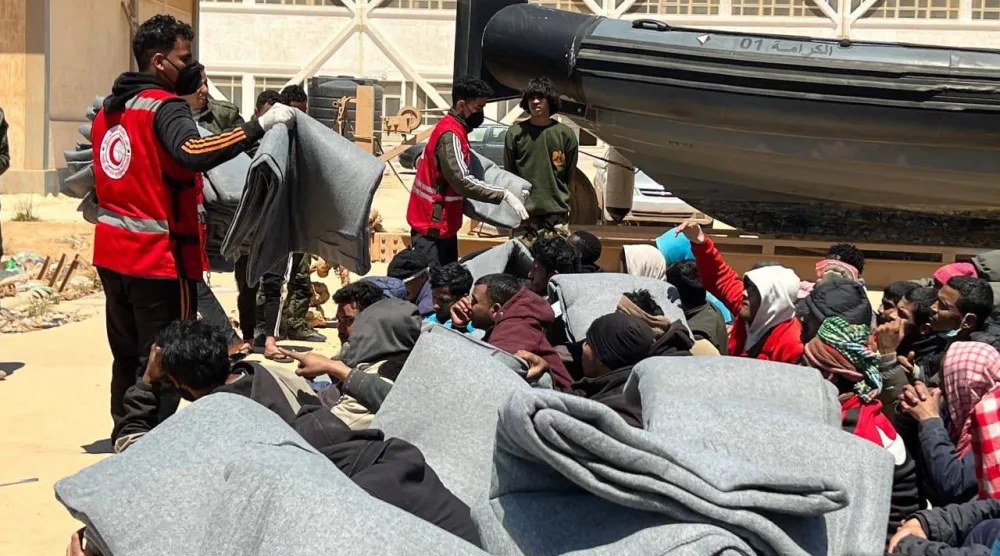 مهاجرون غير نظاميين تم إنقاذهم قبالة شواطئ مدينة طبرق الليبية الأربعاء (الهلال الأحمر الليبي)