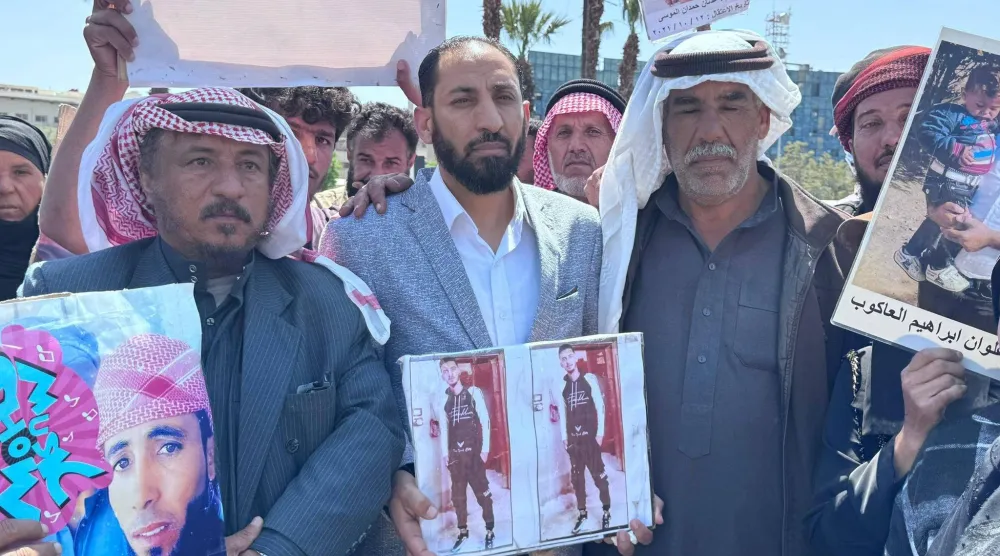 لافتة لأهالي المعتقلين المرحّلين إلى سجون العراق في اعتصام وسط دمشق (متداولة)