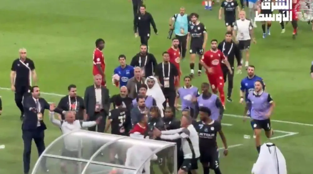 جانب من الأحداث التي شهدتها مباراة زاخو العراقي والشباب السعودي (الشرق الأوسط)