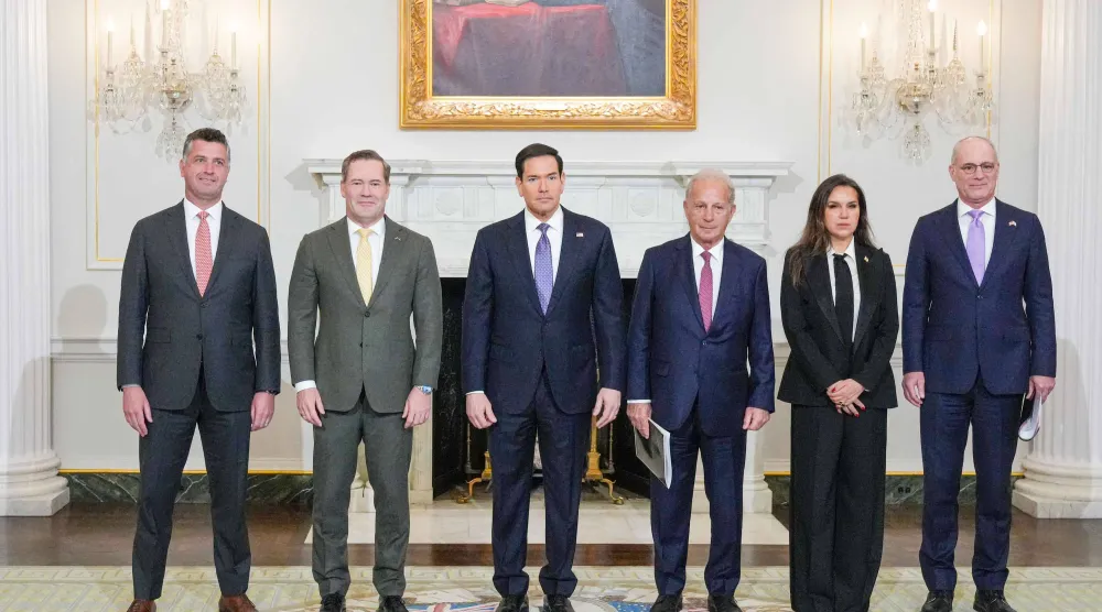 وزير الخارجية الأميركي ماركو روبيو ومستشار الوزارة مايكل نيدهام والمندوب الأميركي لدى الأمم المتحدة مايك والتز والسفير الأميركي في لبنان ميشال عيسى خلال محادثات السلام بين السفيرة اللبنانية في واشنطن ندى حمادة معوض ونظيرها الإسرائيلي يحيئيل ليتر في واشنطن (د.ب.أ)