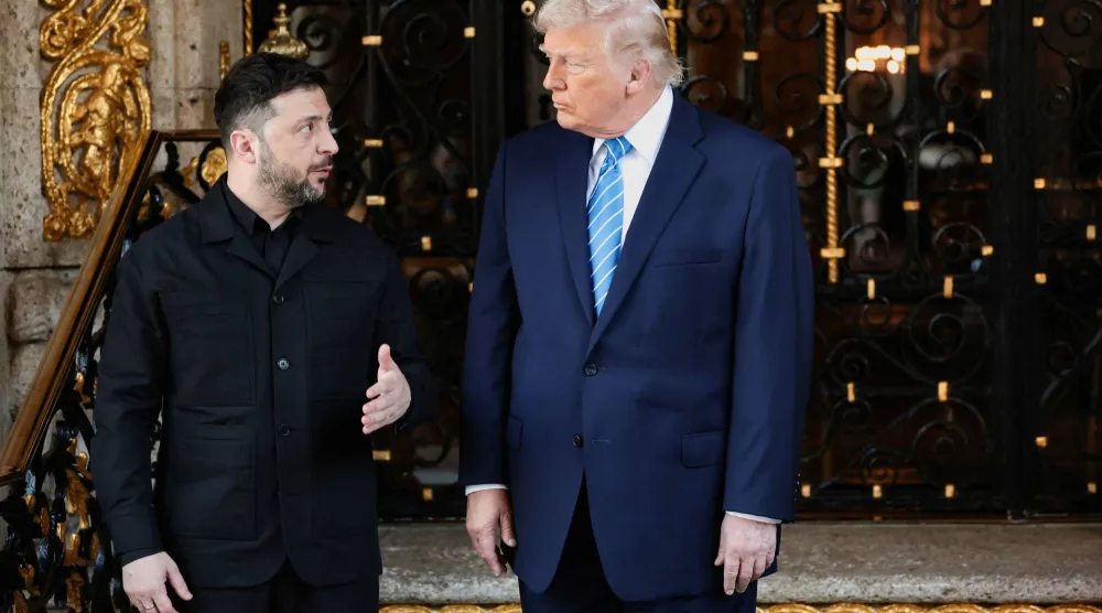 الرئيس الأميركي دونالد ترمب (يمين) يستمع إلى الرئيس الأوكراني فولوديمير زيلينسكي خلال لقاء في فلوريدا (أرشيفية - رويترز)