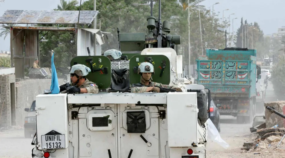 صورة لعربة مصفحة فرنسية أثناء عبورها جسر القاسمية في الجنوب اللبناني في إطار عملها في قوة «اليونيفيل» (أ.ف.ب)