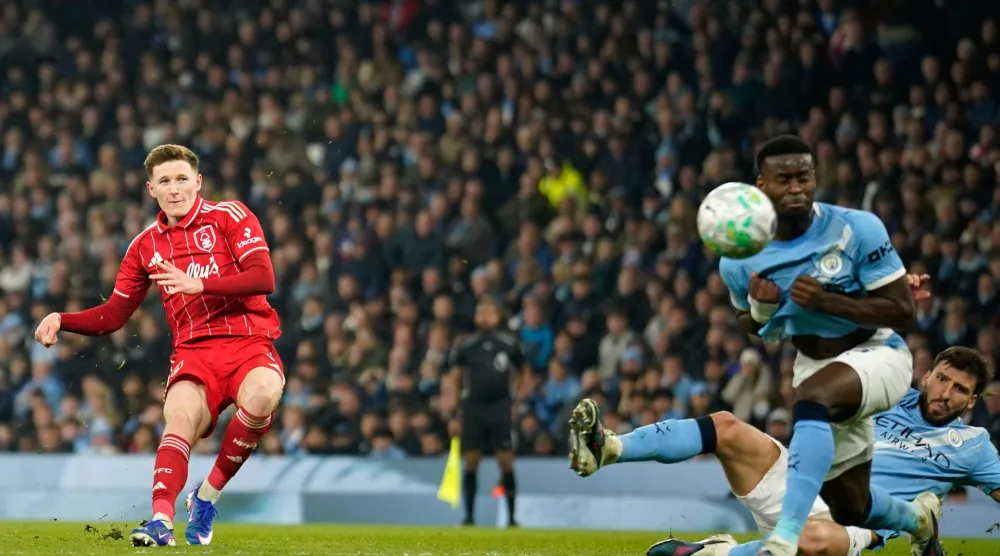 إليوت أندرسون يهز شباك مانشستر سيتي... النادي الذي يُعتقد أنه الأقرب للتعاقد معه هذا الصيف (أ.ب)