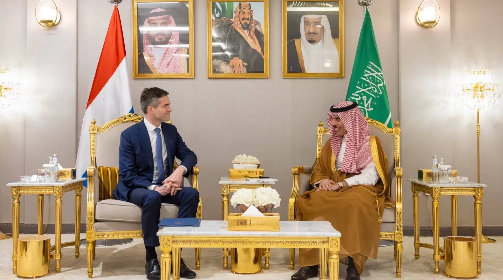 وزير الخارجية السعودي الأمير فيصل بن فرحان خلال استقباله نظيره الهولندي توم بيريندسن في الرياض الأربعاء (واس) 