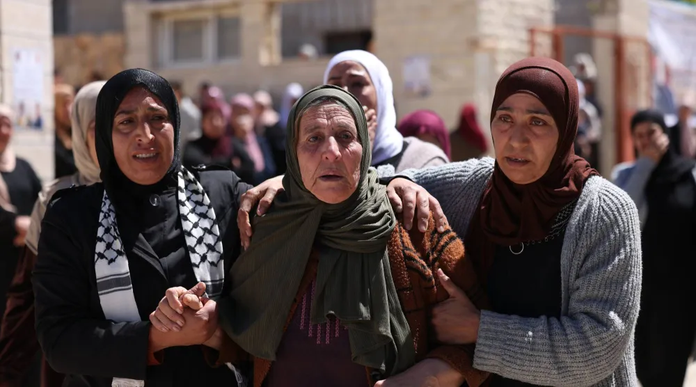 أقارب المراهق الفلسطيني أوس حمدي النعسان يشاركون في جنازته شرق مدينة رام الله في الضفة الغربية (إ.ب.أ)