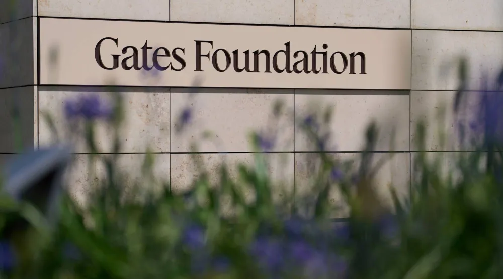 لافتة «مؤسسة غيتس» في سياتل بالولايات المتحدة يوم 30 أبريل 2025 (أ.ب)