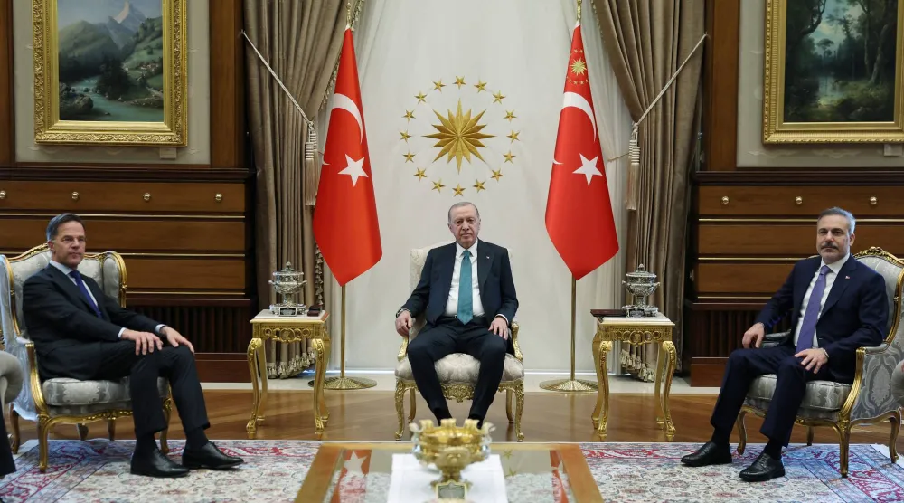 الرئيس التركي رجب طيب إردوغان برفقة وزير الخارجية هاكان فيدان مع الأمين العام لحلف «الناتو» مارك روته في أنقرة يوم 22 أبريل 2026 (رويترز)