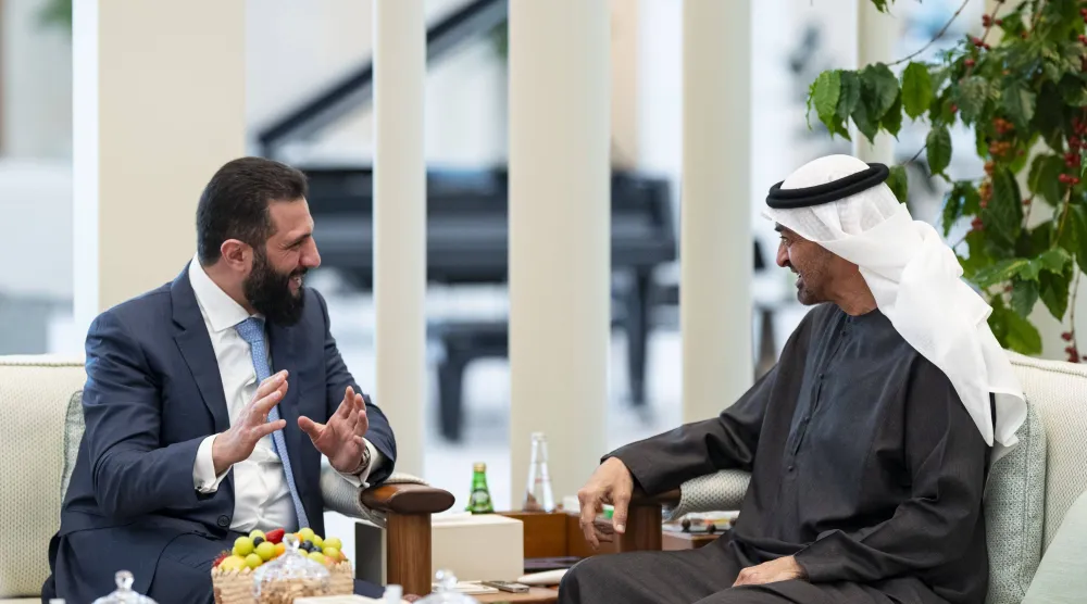 الشيخ محمد بن زايد آل نهيان رئيس دولة الإمارات مع الرئيس السوري أحمد الشرع خلال اللقاء في أبوظبي (وام)