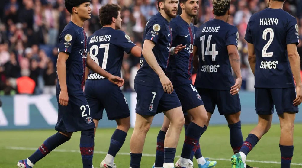 يحتفل مهاجم باريس سان جيرمان خفيتشا كفاراتسخيليا بتسجيل الهدف الثالث لفريقه (أ.ف.ب)