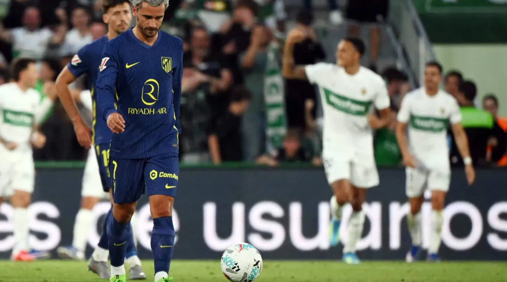 مهاجم أتلتيكو مدريد أنطوان غريزمان يتفاعل مع تسجيل إلتشي للهدف الثالث (أ.ف.ب)