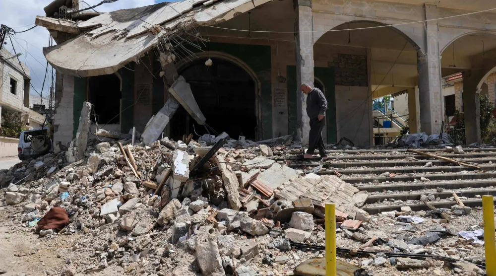 مسجد مدمر في جنوب لبنان (أ.ف.ب)