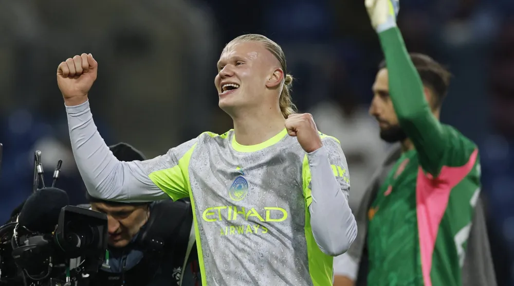 يحتفل مهاجم مانشستر سيتي النرويجي إرلينغ هالاند عقب نهاية المباراة أمام بيرنلي على ملعب «تيرف مور» (رويترز)