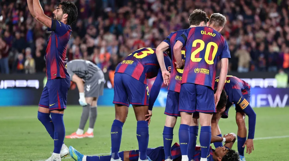 طلب مهاجم برشلونة فيران توريس التبديل، في وقت كان زميله جمال ملقى على أرض الملعب  (أ.ف.ب)