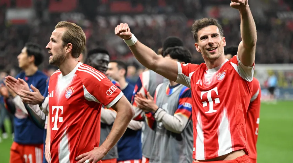 وجّه لاعبا بايرن ميونيخ ليون غوريتسكا وهاري كاين التحية للجماهير عقب نهاية المباراة أمام باير ليفركوزن (د.ب.أ)