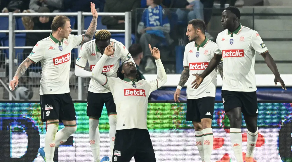 يحتفل مهاجم نيس الفرنسي إيلي واهي مع زملائه بعد تسجيل الهدف الثاني لفريقه (أ.ف.ب)