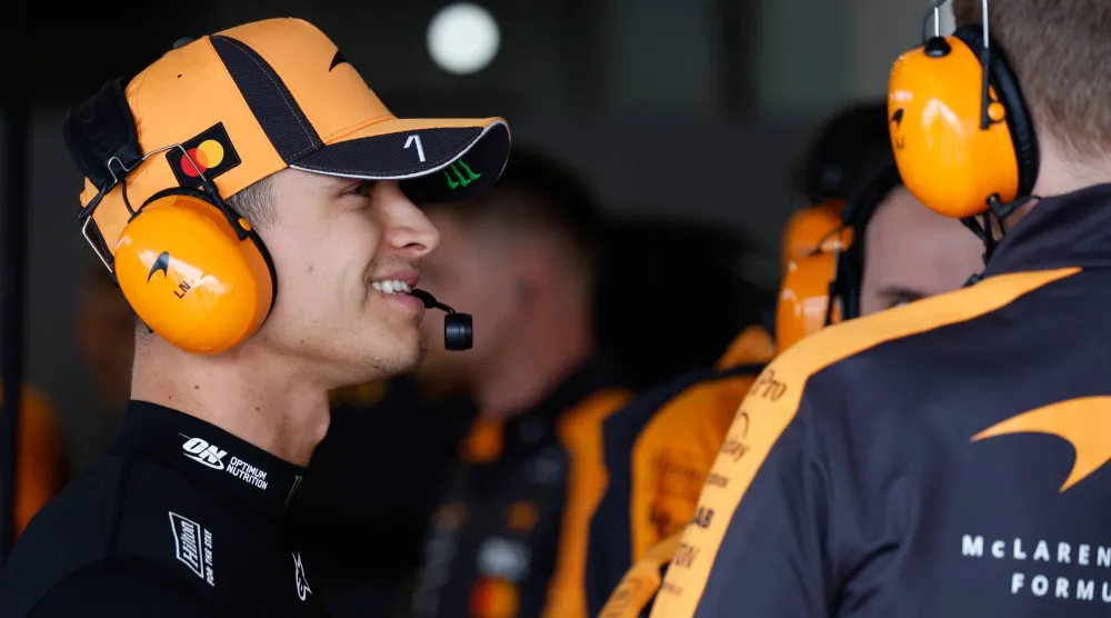 سائق مكلارين البريطاني لاندو نوريس قبل انطلاق التجارب التأهيلية لسباق جائزة اليابان الكبرى (أ.ب)