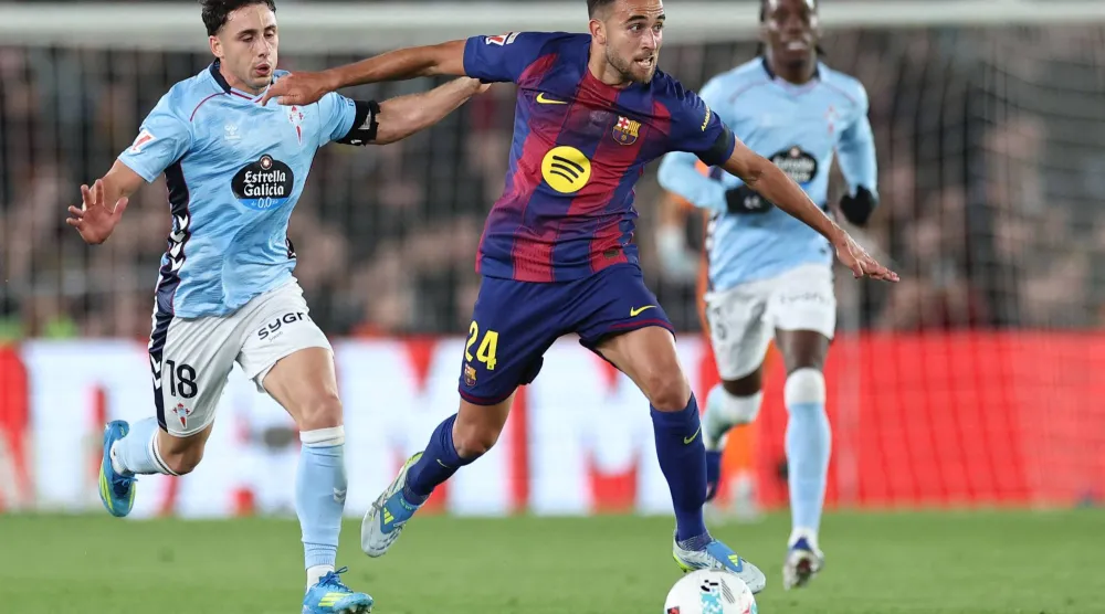 يتنافس مهاجم سيلتا فيغو بابلو دوران مع مدافع برشلونة إريك غارسيا على الكرة (أ.ف.ب)