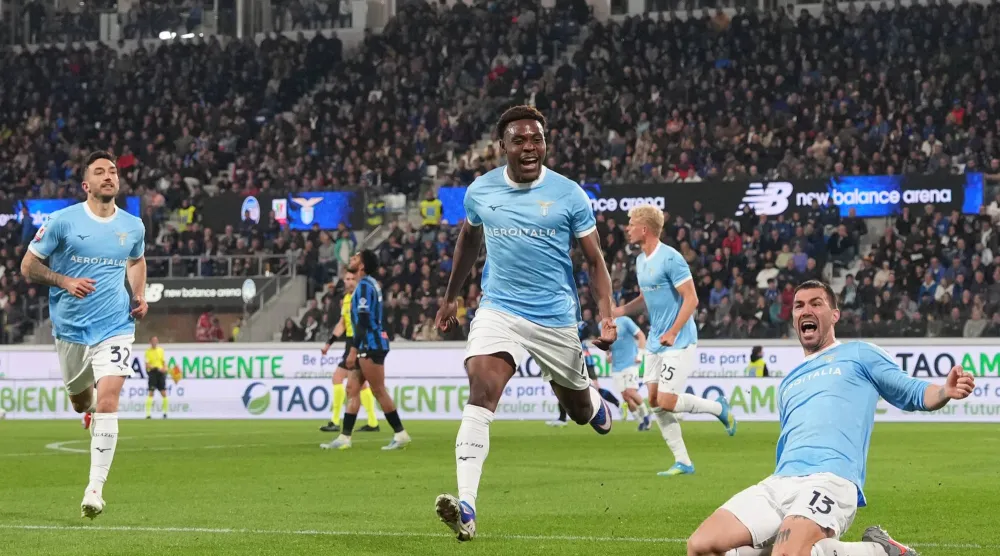 يحتفل مدافع لاتسيو أليسيو رومانيولي بتسجيل الهدف الأول لفريقه مع زملائه (د.ب.أ)