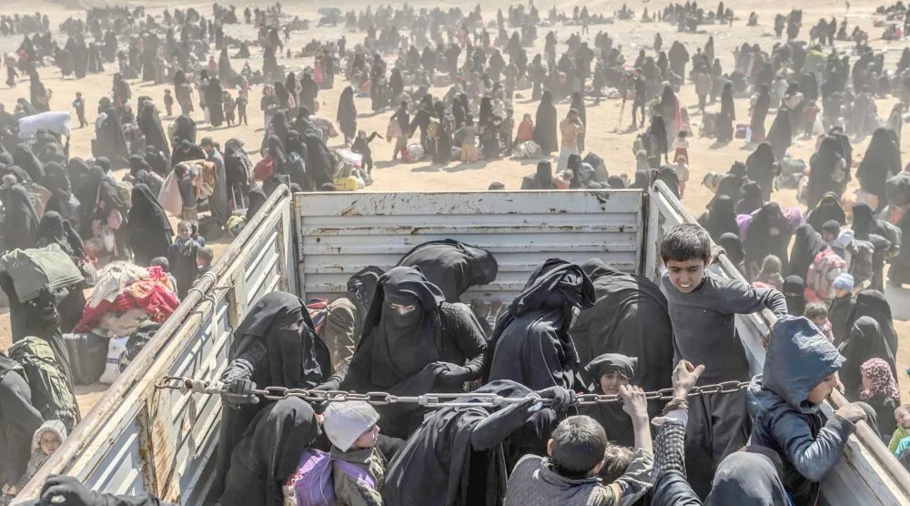 
نقل عائلات تنظيم «داعش» من الباغوز إلى مراكز احتجاز بإدارة «قسد» في 2019 (أ.ف.ب)