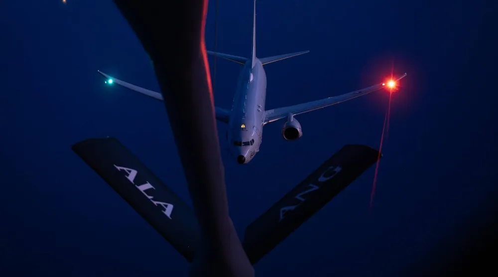 طائرة أميركية للتزويد بالوقود من طراز «كيه سي - 135» تعيد تموين طائرة دورية بحرية من طراز «بي - 8 بوسيدون» خلال عمليات الحصار على الموانئ الإيرانية (سنتكوم)