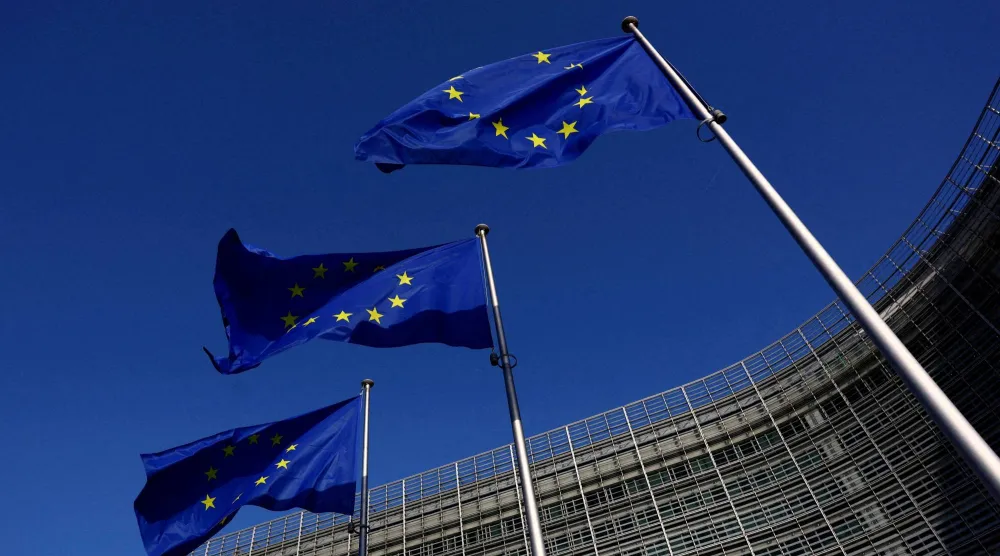 أعلام الاتحاد الأوروبي ترفرف خارج مقر المفوضية الأوروبية في بروكسل (رويترز)