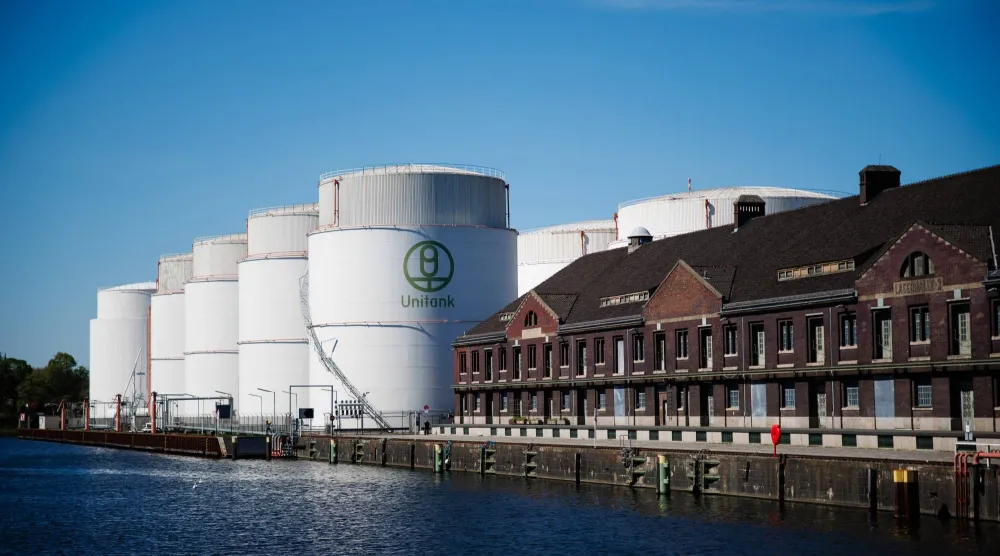 مرافق تخزين النفط التابعة لشركة «يونيتانك» الألمانية للخدمات اللوجستية للنفط (إ.ب.أ)