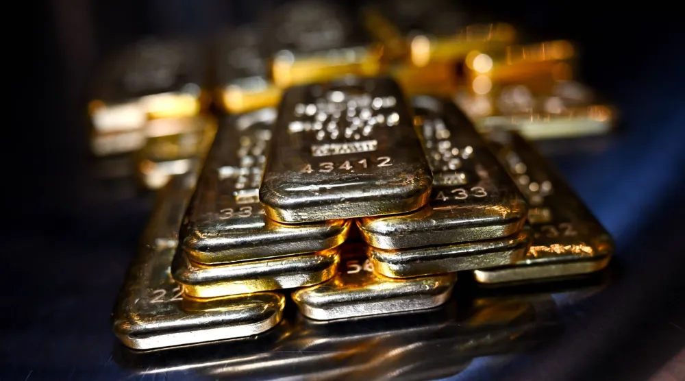 سبائك ذهبية موضوعة على طاولة في قبو لدى تاجر المعادن الثمينة «برو أوروم» (د.ب.إ)
