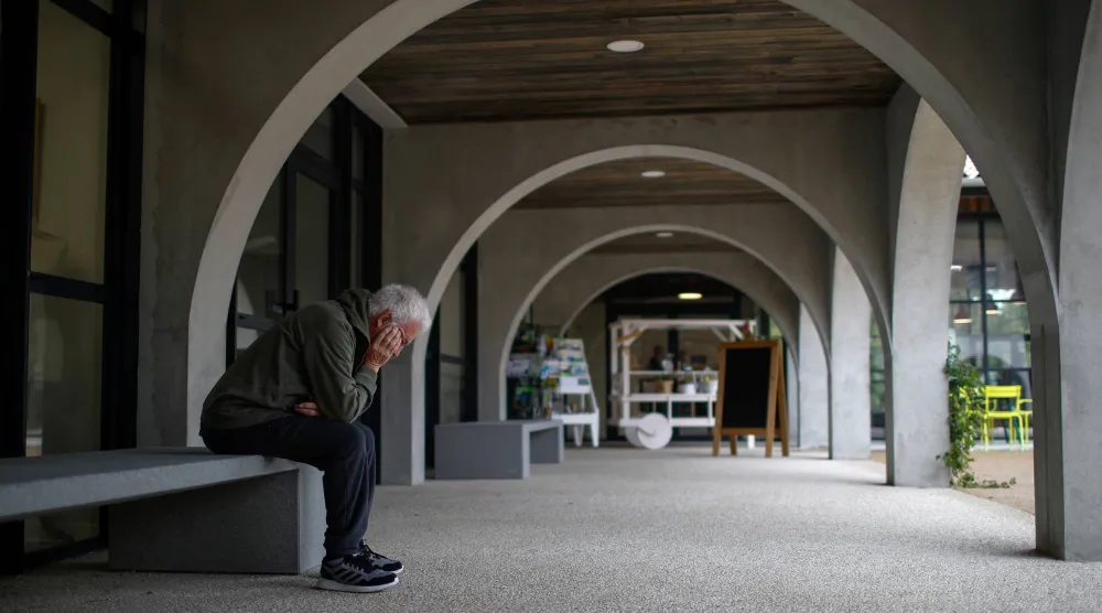 حالة التشوّش الذهني التي يعاني منها كثيرون مع التقدّم في العمر ترتبط بحدوث موجة من الالتهاب في الدماغ (رويترز)