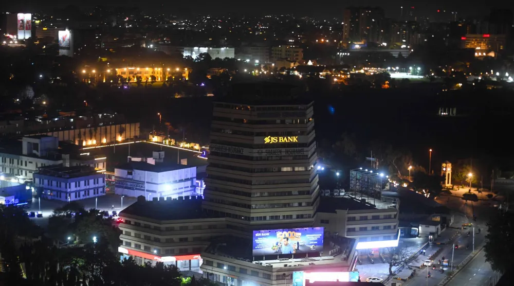 صورة لأفق مدينة كراتشي المضاء قبيل يوم الأرض في كراتشي (إ.ب.أ)