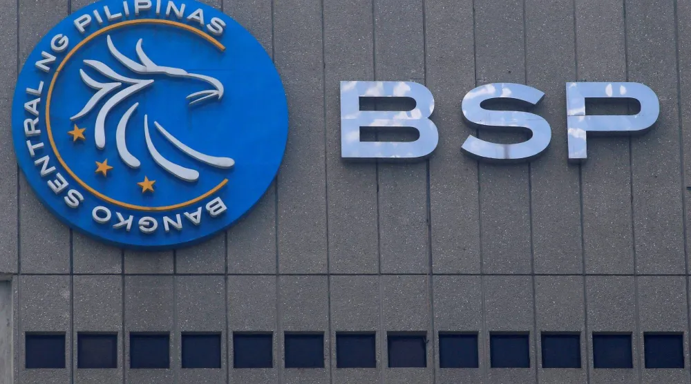 شعار بنك الفلبين المركزي على مبناه الرئيسي في مانيلا (رويترز)