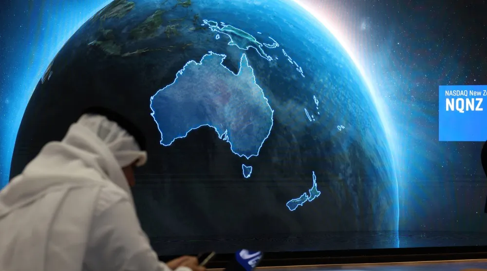 أحد المتداولين يعمل في سوق دبي المالي في دبي (د.ب.إ)