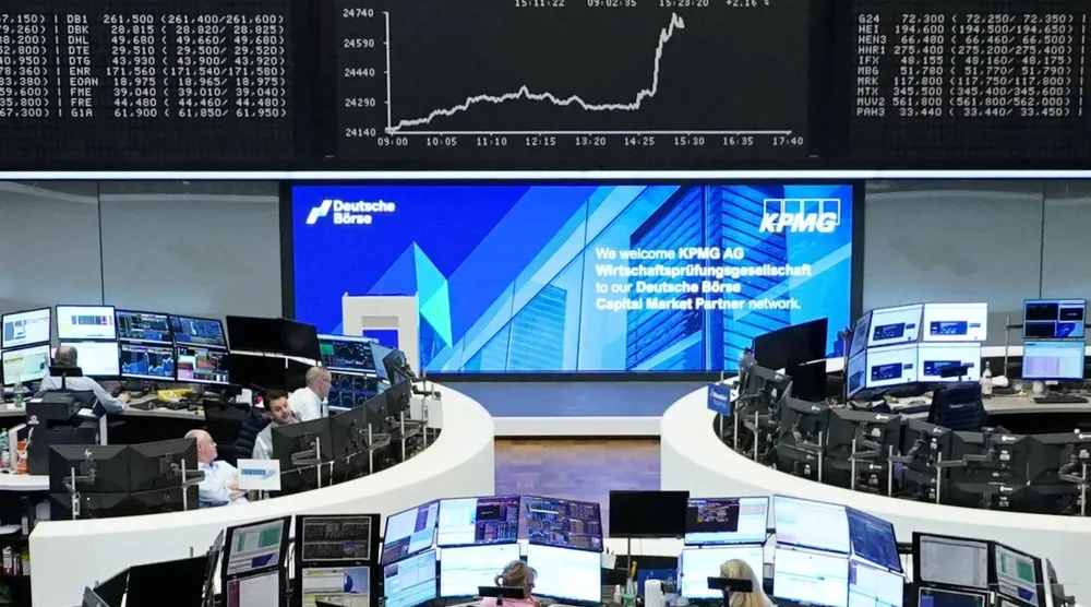 رسم بياني لمؤشر الأسهم الألماني «داكس» في بورصة فرانكفورت (رويترز)