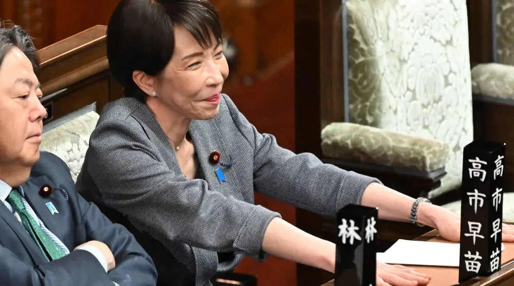 رئيسة الوزراء اليابانية ساناي تاكايتشي خلال جلسة عامة لمجلس النواب في طوكيو (أ.ف.ب)