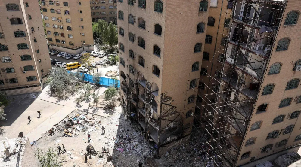 مبنى تعرض لغارات جوية أميركية إسرائيلية قبل أيام من دخول وقف إطلاق النار بين إيران والولايات المتحدة حيز التنفيذ بجنوب طهران (أ.ف.ب)