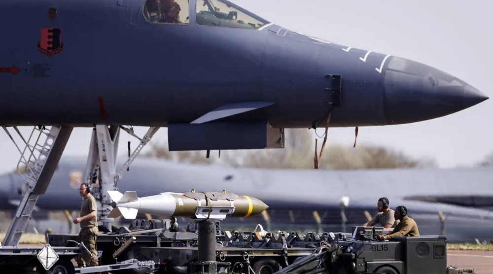 أفراد من القوات الجوية الأميركية يقومون بأعمال صيانة على مدرج قاعدة فيرفورد الجوية في غرب إنجلترا - يوم 8 أبريل (إ.ب.أ)