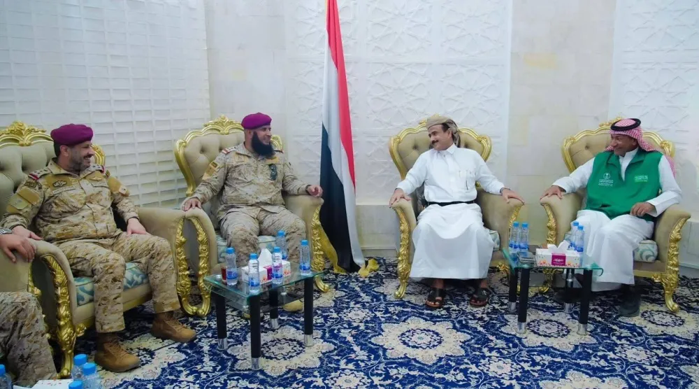 محافظ شبوة عوض بن الوزير خلال استقباله مسؤولي التحالف والبرنامج السعودي مؤخراً (السلطة المحلية)