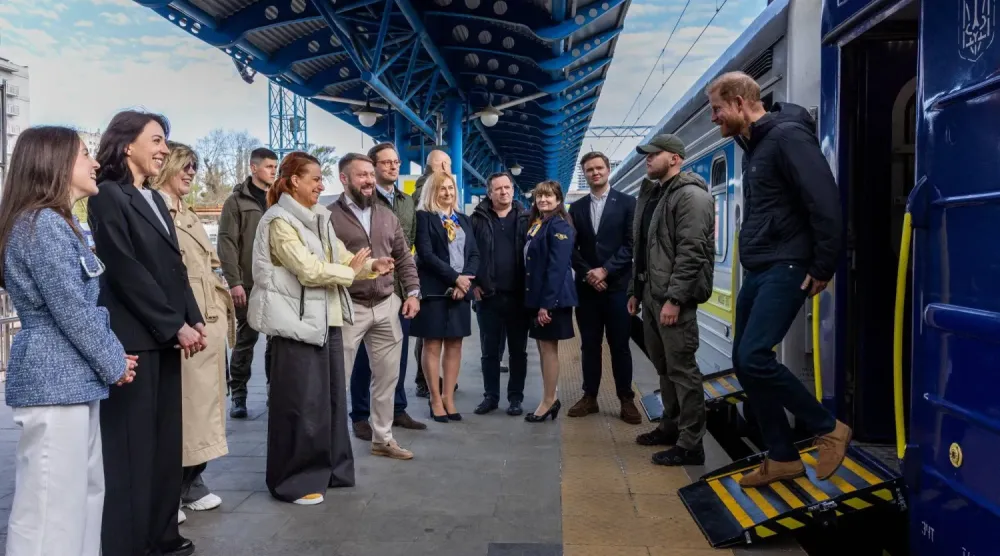 Prens Harry Kiev tren istasyonundan bulunduğu ana ait bir kare (Reuters)