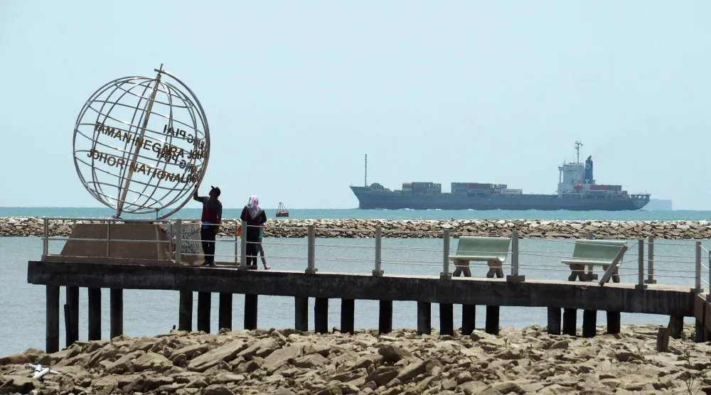 سفينة حاويات تدخل مضيق سنغافورة باتجاه مضيق ملقة (رويترز)