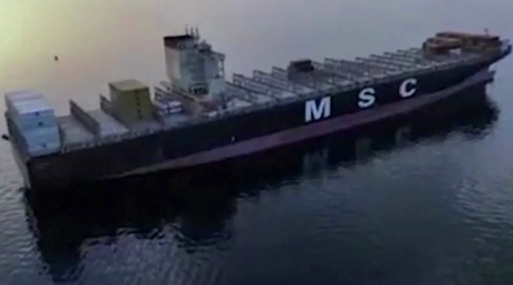 سفينة حاويات تحاول عبور مضيق هرمز (رويترز)