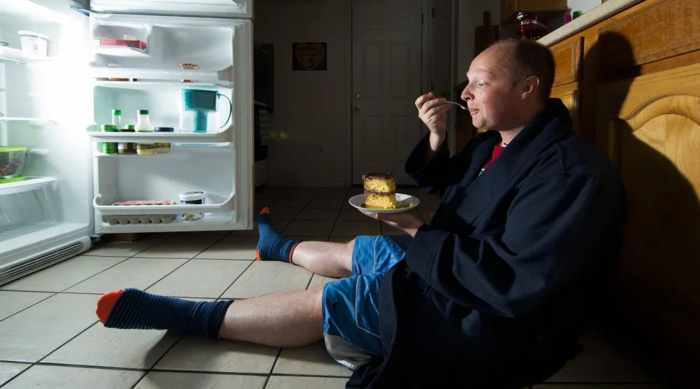تناول الطعام ليلاً من السلوكيات الشائعة لدى كثير من الأشخاص (جامعة بريغام يونغ الأميركية)