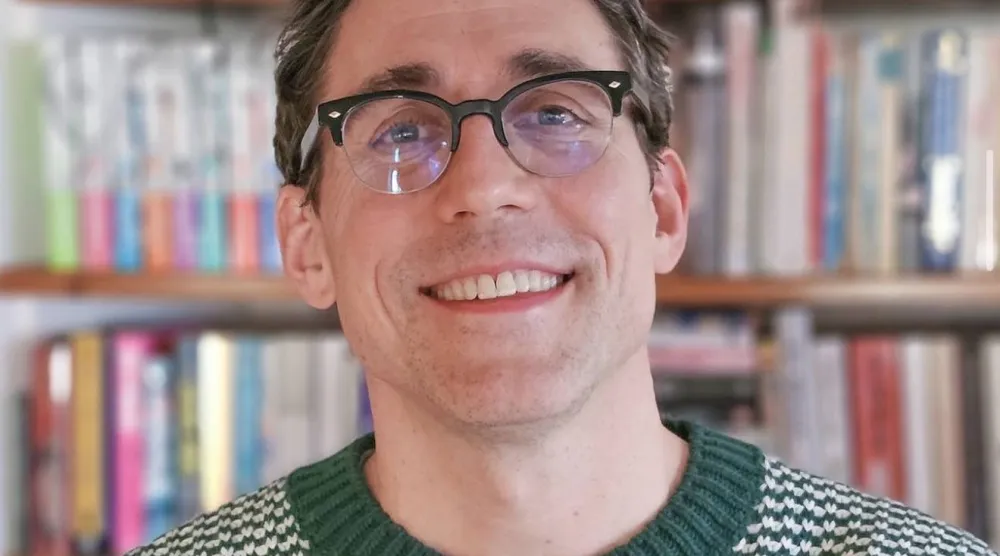 مؤلف كتاب ما لا يقال في المؤتمرات الصحافية (حساب تيم بيرسيفال على منصة «إنستغرام»)