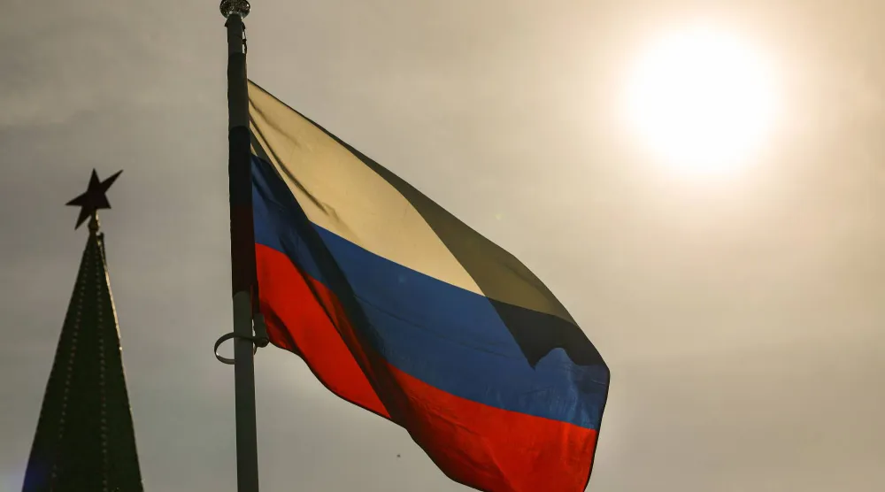 العلم الوطني الروسي أمام برج الكرملين (إ.ب.أ)