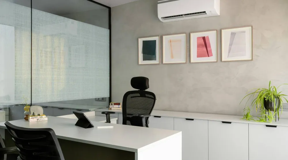 قضاء وقت طويل في الأماكن المكيفة يؤدي إلى تقليل مستوى الرطوبة في الهواء وبالتالي التأثير على البشرة (بيكسلز)