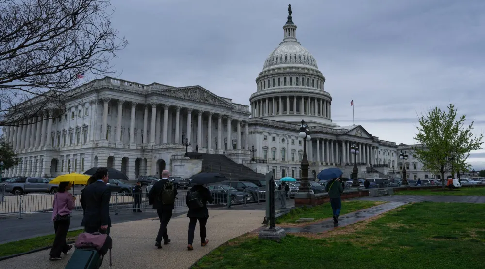عابرون قرب مبنى الكونغرس (رويترز)
