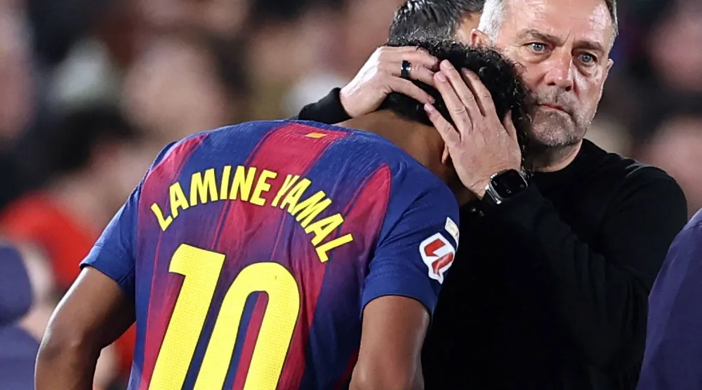 لامين جمال مع فليك مدرب برشلونة (أ.ف.ب)