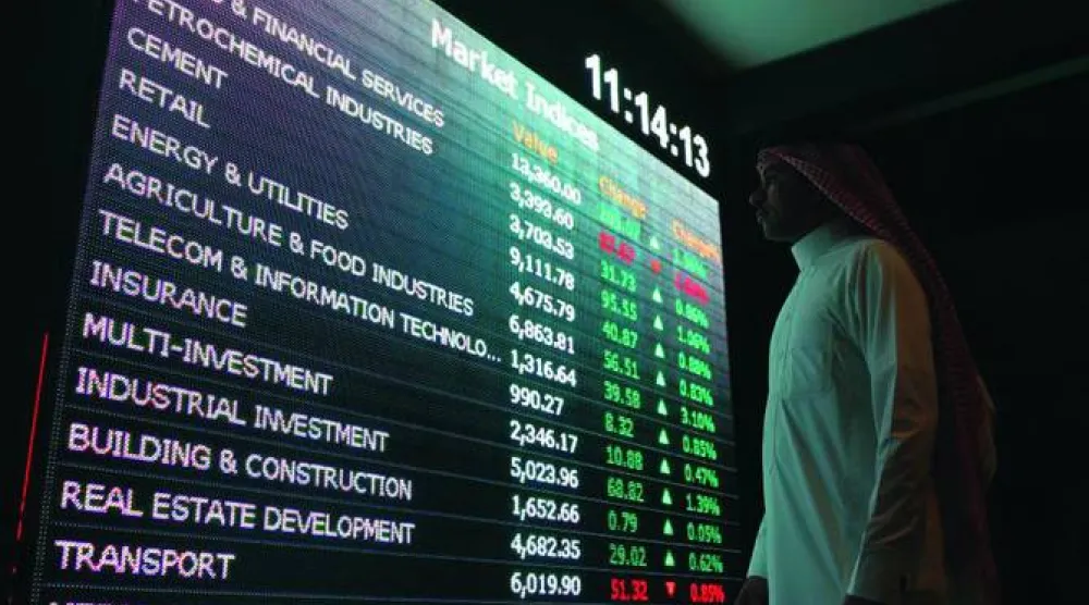 مستثمر يتابع تحركات الأسهم في السوق السعودية (رويترز)