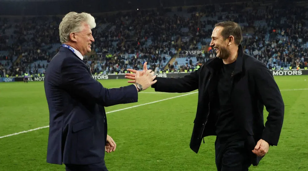 دوج كين رئيس نادي كوفنتري سيتي مع لامبارد (رويترز)