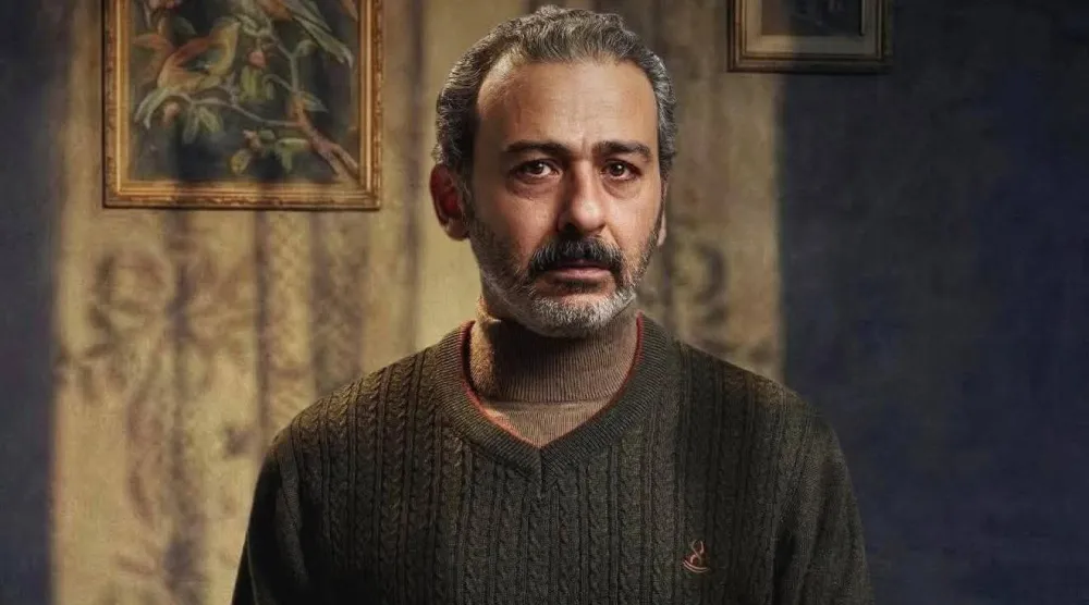 الفنان أحمد عزمي في لقطة من مسلسل «حكاية نرجس» (الشركة المنتجة)